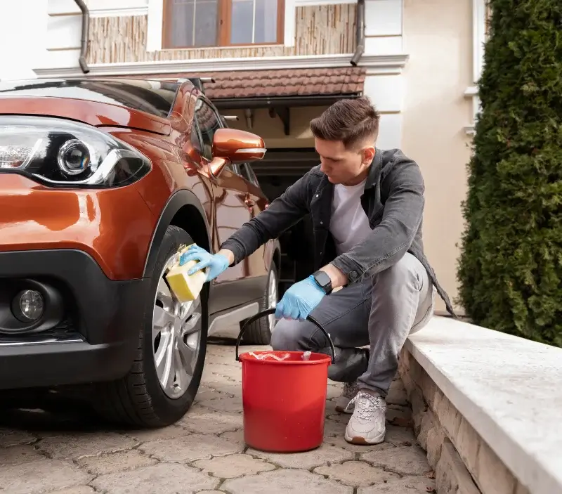 Lavage auto à domicile Harfleur : professionnel intervenant sur un véhicule